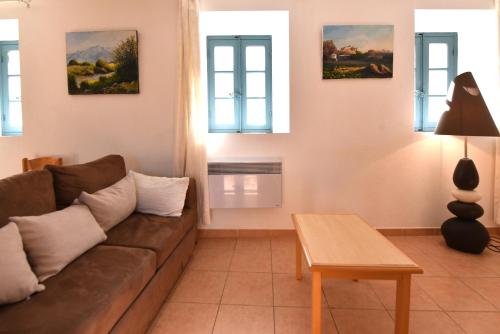 un salon avec un canapé et une table dans l'établissement GITE DU COUVENT-Scala, à Canari