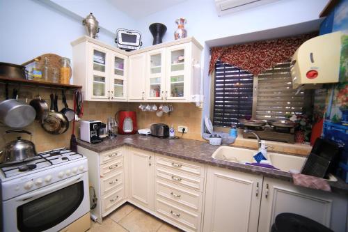 Kitchen o kitchenette sa Ahuzat Shaul - Studio