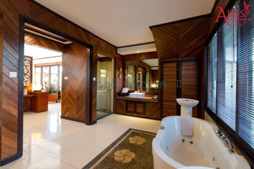Kylpyhuone majoituspaikassa Airis Luxury Villas and Spa