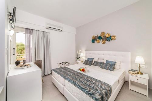 Una cama o camas en una habitación de Roxani Hotel