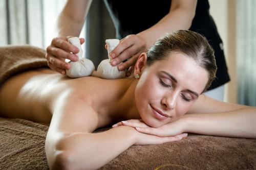 a woman getting a massage from a therapist at Das Stemp Wellnessresort 4 Sterne Superior in Büchlberg