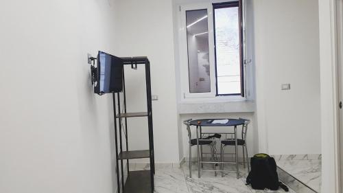 una camera con televisore, sgabello e scala di Janara - Santa Sofia a Benevento