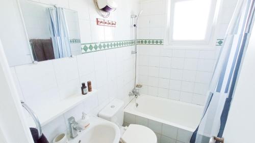 A bathroom at Luxury private rooms -SEA VIEW, NETFLIX, GYM- 5 Min from beach! - private room in shared apartment