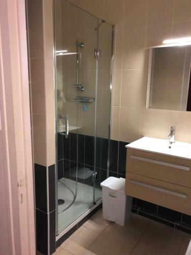 La salle de bains est pourvue d'une douche, de toilettes et d'un lavabo. dans l'établissement Cap Eden, à Saint-Jean-de-Monts