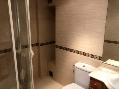 uma casa de banho com um chuveiro, um WC e um lavatório. em Villa exclusiva cerca del mar con Piscina privada em Benicàssim