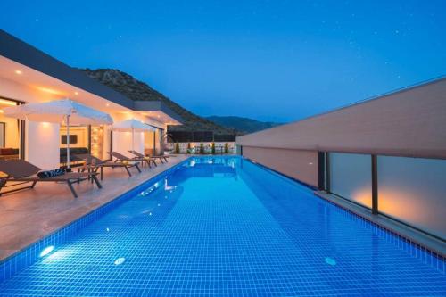 בריכת השחייה שנמצאת ב-Corleone - Modern Villa with Jacuzzi in Kalkan או באזור