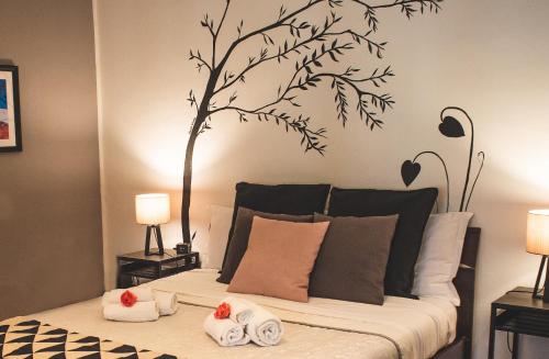 una camera da letto con un letto a parete di SuiteSicily Rooms Vasca Idromassaggio Palermo ad Altavilla Milicia