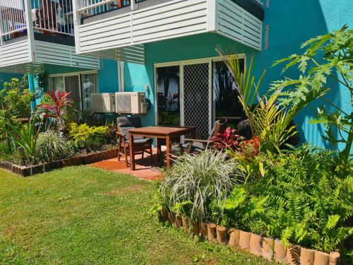 Casa azul con mesa y balcón en JAROLIFE4 Room 135, en Eimeo