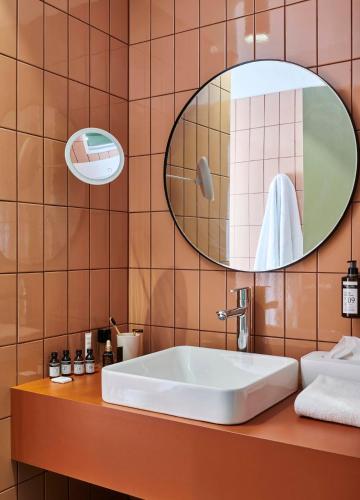 a bathroom with a sink and a mirror at Maison du Val - Les Maisons de Campagne in Saint-Germain-en-Laye
