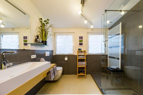 Ένα μπάνιο στο Ferienwohnung Groß Taubertal