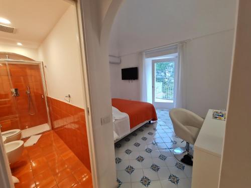 een badkamer met een slaapkamer met een bed en een douche bij Casa Mandara B&B in Positano