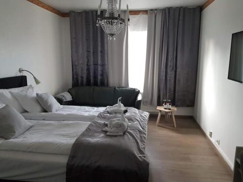 Una cama o camas en una habitación de Hotell Wettern