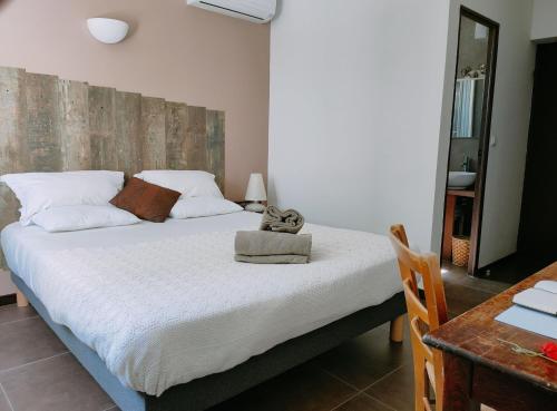 une chambre avec un lit, un bureau et une table dans l'établissement auberge de tesa, à Occhiatana