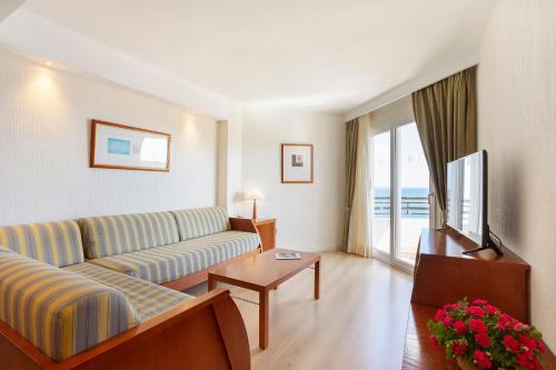 TV a/nebo společenská místnost v ubytování Hipotels Dunas Aparthotel