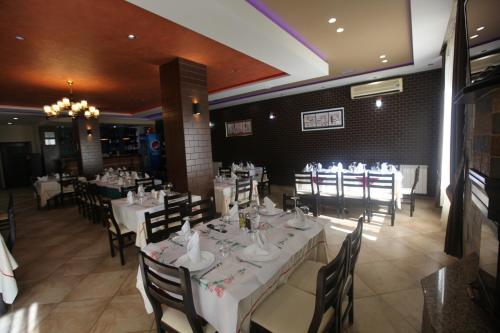 Un restaurante o sitio para comer en GuestHouse Hamiti Llogara