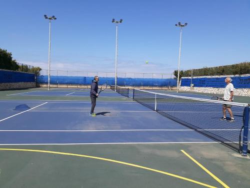 Tenis a/nebo squash v ubytování Caesarea Sea View Suite nebo okolí
