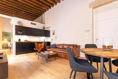 salon z kanapą i stołem w obiekcie Genteel Home Plaza de España Cádiz w Kadyksie