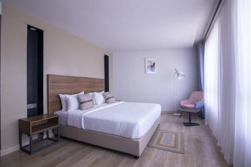 Un pat sau paturi într-o cameră la Eseriani The Resort