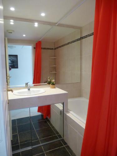 ein Badezimmer mit einem Waschbecken und einer Badewanne in der Unterkunft Appartement Villeneuve Loubet in Villeneuve-Loubet