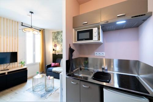 une petite cuisine avec un évier et un micro-ondes dans l'établissement LE RIQUET 204 - Hypercentre - Gare, à Toulouse