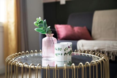 une table avec un vase et une tasse sur elle dans l'établissement LE RIQUET 204 - Hypercentre - Gare, à Toulouse