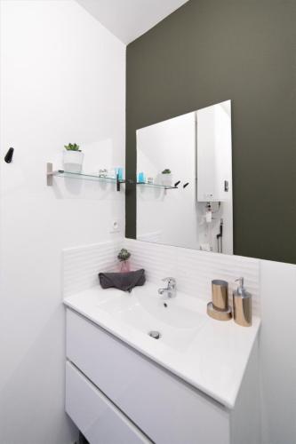 une salle de bain avec un lavabo blanc et un miroir dans l'établissement LE RIQUET 204 - Hypercentre - Gare, à Toulouse