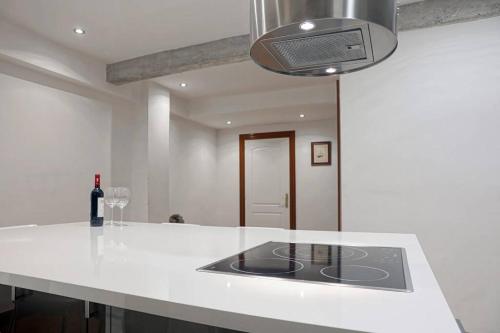 a kitchen with a white counter top with a sink at AMPLIO APARTAMENTO en GROS con PARKING PRIVADO in San Sebastián