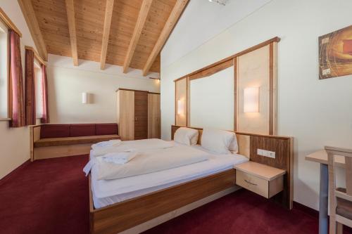 A bed or beds in a room at Hotel Abendrot by Alpeffect Hotels