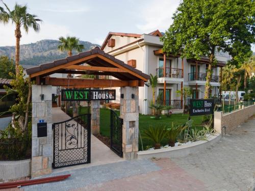 un cancello di fronte a una casa a ovest di WEST HOUSE EXCLUSIVE HOTEL a Göcek