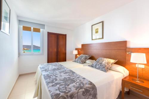 Un pat sau paturi într-o cameră la Hipotels Mercedes Aparthotel