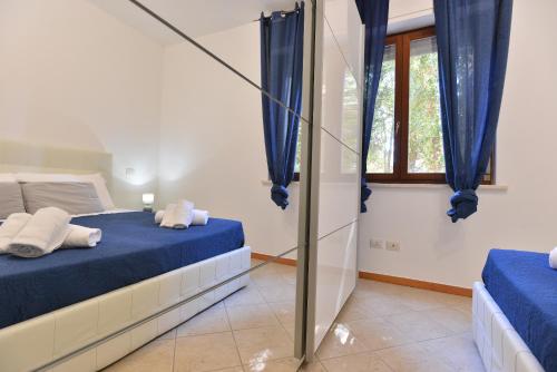 Ένα ή περισσότερα κρεβάτια σε δωμάτιο στο IzzHome Blue Sea