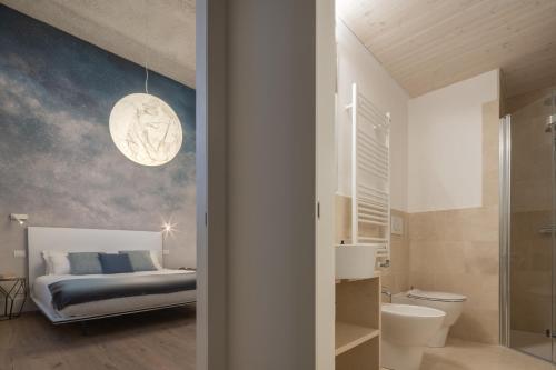 een slaapkamer met een bed en een badkamer bij Fornace Loft with Dependance R&R in Venetië