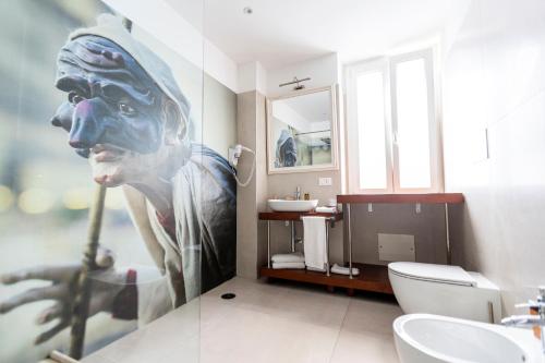 a bathroom with a statue of a man on the wall at City Soul B&B in Naples