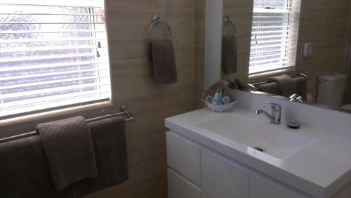 Ванна кімната в Gunnedah Lodge Motel