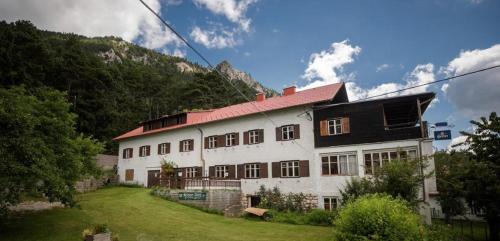 un gran edificio blanco con techo rojo en Berghof Seiser Toni, en Oberhöflein