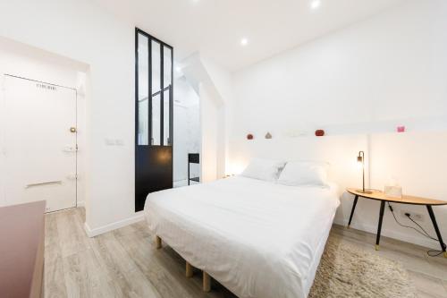 A bed or beds in a room at Luxurious and Cosy Apt in the center of Paris 14