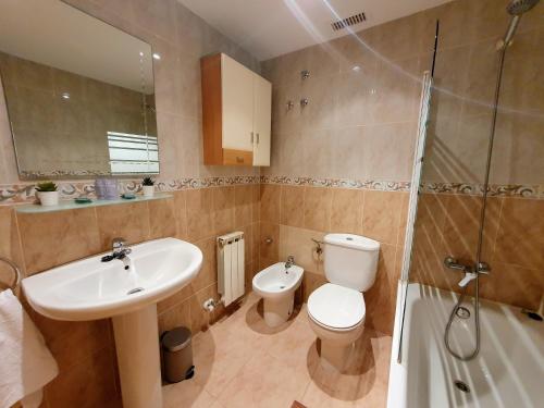 Bathroom sa Apartamento de montaña y ESQUÍ en el Pirineo Aragonés, Villanúa - WIFI