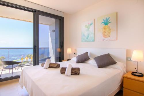 1 Schlafzimmer mit 2 Betten und Meerblick in der Unterkunft Premium Class Apartment in Villajoyosa