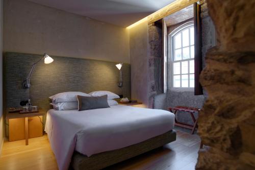 Un pat sau paturi într-o cameră la Quinta da Casa Amarela- Casas da Quinta - Turismo em Espaço Rural