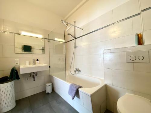 Ένα μπάνιο στο Haus Pia Executive Apartments