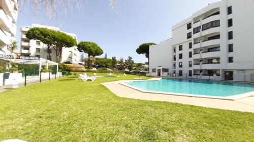 Tenis Golfmar 409A - pool view