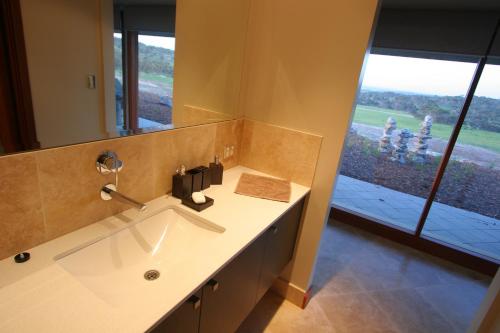 un bagno con lavandino e ampia finestra di Almonta Park Lodge a Coffin Bay