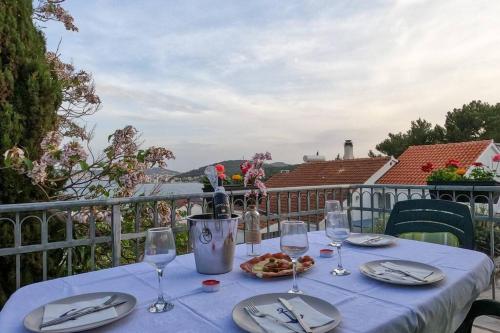 uma mesa com copos de vinho e um prato de comida em KN House with two apartments near sea em Rogoznica