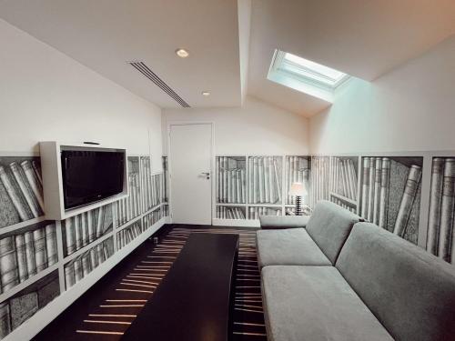 ein Wohnzimmer mit einem Sofa und einem Flachbild-TV in der Unterkunft Maison Pic in Valence