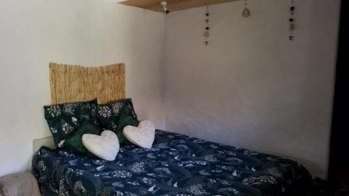 Giường trong phòng chung tại Le petit nid (le MàS du Plot)