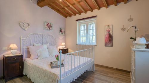 A bed or beds in a room at Ai Due Cuori 4, Emma Villas