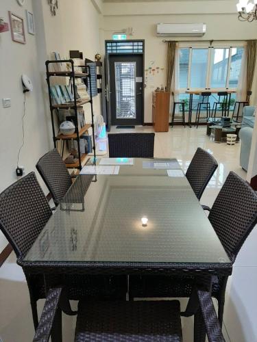 a table and chairs in a living room at 八畝田 Bamutian Farmland 8 Mu in Yuli