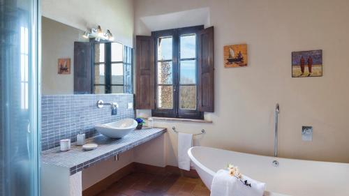 A bathroom at Alborata 10, Emma Villas