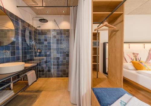 łazienka z wanną i umywalką w pokoju w obiekcie Hotel Blü Gastein w mieście Bad Hofgastein