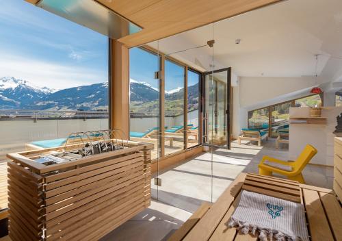 een woonkamer met uitzicht op de bergen bij Hotel Blü Gastein in Bad Hofgastein